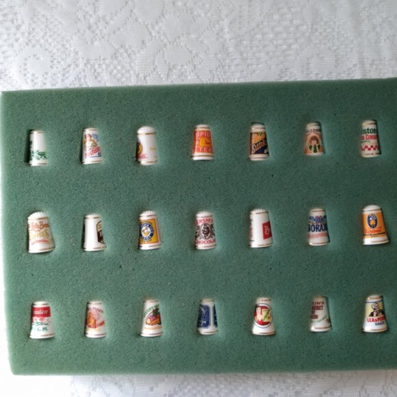 Vintage Thimbles & display shelve, with documentation. - Picture 2 of 16